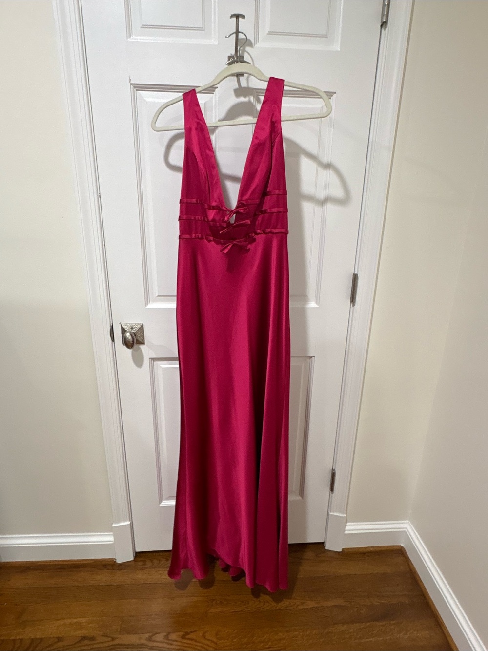 Mac Duggal Fuchsia Raspberry Pink Satin V-Neck Maxi Gown with Bow details - Picture 4 of 6